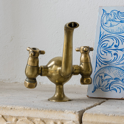 Robinet. © Pierre-Marie Barbe-Richaud / Région Bourgogne-Franche-Comté, Inventaire du patrimoine - 2019 Robinet. © Pierre-Marie Barbe-Richaud / Région Bourgogne-Franche-Comté, Inventaire du patrimoine - 2019