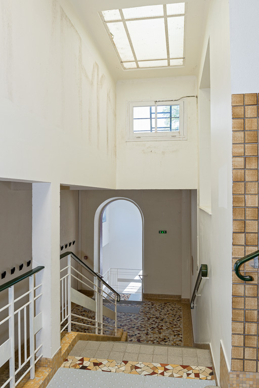 Escalier conduisant de la salle de pulvérisation des enfants au vestibule nord. © Pierre-Marie Barbe-Richaud / Région Bourgogne-Franche-Comté, Inventaire du patrimoine - 2019 Escalier conduisant de la salle de pulvérisation des enfants au vestibule nord. © Pierre-Marie Barbe-Richaud / Région Bourgogne-Franche-Comté, Inventaire du patrimoine - 2019