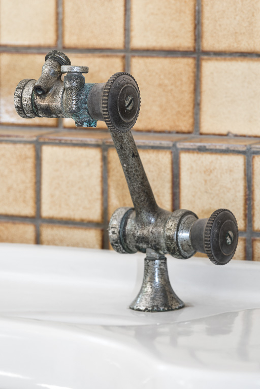 Salle de pulvérisation des enfants, robinet. © Pierre-Marie Barbe-Richaud / Région Bourgogne-Franche-Comté, Inventaire du patrimoine - 2019 Salle de pulvérisation des enfants, robinet. © Pierre-Marie Barbe-Richaud / Région Bourgogne-Franche-Comté, Inventaire du patrimoine - 2019