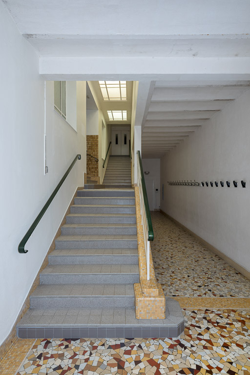 Escalier conduisant du vestibule nord à la salle de pulvérisation des enfants. © Pierre-Marie Barbe-Richaud / Région Bourgogne-Franche-Comté, Inventaire du patrimoine - 2019 Escalier conduisant du vestibule nord à la salle de pulvérisation des enfants. © Pierre-Marie Barbe-Richaud / Région Bourgogne-Franche-Comté, Inventaire du patrimoine - 2019