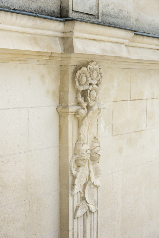 Pavillon central, décor sculpté d'un pilastre (côté nord). © Pierre-Marie Barbe-Richaud / Région Bourgogne-Franche-Comté, Inventaire du patrimoine - 2019 Pavillon central, décor sculpté d'un pilastre (côté nord). © Pierre-Marie Barbe-Richaud / Région Bourgogne-Franche-Comté, Inventaire du patrimoine - 2019