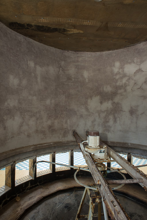 Salle des douches de pieds, asperseur à l'intérieur du cylindre de protection. © Pierre-Marie Barbe-Richaud / Région Bourgogne-Franche-Comté, Inventaire du patrimoine - 2019 Salle des douches de pieds, asperseur à l'intérieur du cylindre de protection. © Pierre-Marie Barbe-Richaud / Région Bourgogne-Franche-Comté, Inventaire du patrimoine - 2019