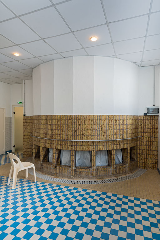 Salle des douches de pieds. © Pierre-Marie Barbe-Richaud / Région Bourgogne-Franche-Comté, Inventaire du patrimoine - 2019 Salle des douches de pieds. © Pierre-Marie Barbe-Richaud / Région Bourgogne-Franche-Comté, Inventaire du patrimoine - 2019