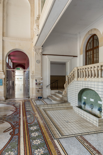 Hall des sources, vue d'ensemble vers le nord-est. © Pierre-Marie Barbe-Richaud / Région Bourgogne-Franche-Comté, Inventaire du patrimoine - 2019 Hall des sources, vue d'ensemble vers le nord-est. © Pierre-Marie Barbe-Richaud / Région Bourgogne-Franche-Comté, Inventaire du patrimoine - 2019