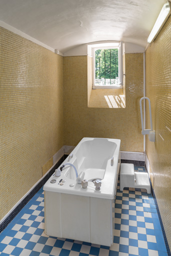 Cabinet de bain de l'aile nord, vue depuis l'entrée. © Pierre-Marie Barbe-Richaud / Région Bourgogne-Franche-Comté, Inventaire du patrimoine - 2019 Cabinet de bain de l'aile nord, vue depuis l'entrée. © Pierre-Marie Barbe-Richaud / Région Bourgogne-Franche-Comté, Inventaire du patrimoine - 2019