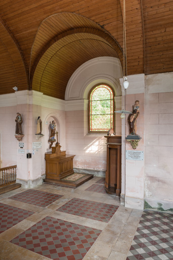 Autel secondaire dans le bras droit du transept. © Pierre-Marie Barbe-Richaud / Région Bourgogne-Franche-Comté, Inventaire du patrimoine - 2019 Autel secondaire dans le bras droit du transept. © Pierre-Marie Barbe-Richaud / Région Bourgogne-Franche-Comté, Inventaire du patrimoine - 2019