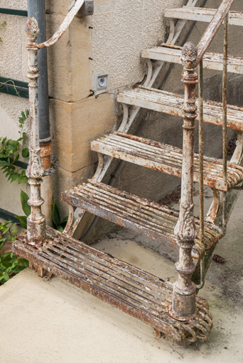 Escalier extérieur conduisant à l'étage, détail. © Pierre-Marie Barbe-Richaud / Région Bourgogne-Franche-Comté, Inventaire du patrimoine - 2019 Escalier extérieur conduisant à l'étage, détail. © Pierre-Marie Barbe-Richaud / Région Bourgogne-Franche-Comté, Inventaire du patrimoine - 2019