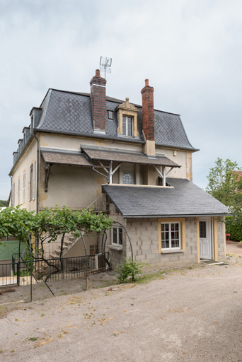 Flanc nord-est avec l'escalier extérieur conduisant à l'étage. © Pierre-Marie Barbe-Richaud / Région Bourgogne-Franche-Comté, Inventaire du patrimoine - 2019 Flanc nord-est avec l'escalier extérieur conduisant à l'étage. © Pierre-Marie Barbe-Richaud / Région Bourgogne-Franche-Comté, Inventaire du patrimoine - 2019