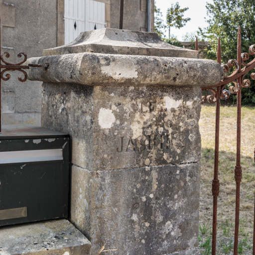 demeure © Pierre-Marie Barbe-Richaud / Région Bourgogne-Franche-Comté, Inventaire du patrimoine - 2019 demeure © Pierre-Marie Barbe-Richaud / Région Bourgogne-Franche-Comté, Inventaire du patrimoine - 2019