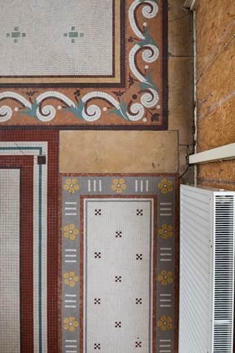 Seuil du couloir de jonction entre la villa (en bas) et le jardin d'hiver (en haut) avec l'agrandissement des années 1930-1940 (à gauche). © Pierre-Marie Barbe-Richaud / Région Bourgogne-Franche-Comté, Inventaire du patrimoine - 2019