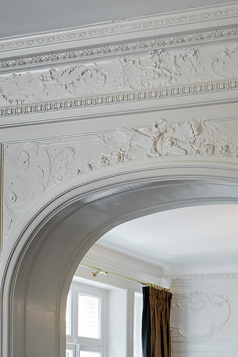 Arc séparant la chambre de toilette et la grande chambre (vue depuis la grande chambre). © Pierre-Marie Barbe-Richaud / Région Bourgogne-Franche-Comté, Inventaire du patrimoine - 2019