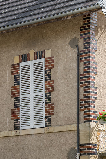 Encadrement de baie et chaîne d'angle harpée en brique vernissée. © Pierre-Marie Barbe-Richaud / Région Bourgogne-Franche-Comté, Inventaire du patrimoine - 2019 Encadrement de baie et chaîne d'angle harpée en brique vernissée. © Pierre-Marie Barbe-Richaud / Région Bourgogne-Franche-Comté, Inventaire du patrimoine - 2019