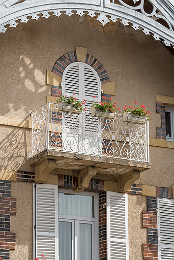 Baie et balcon du second étage. © Pierre-Marie Barbe-Richaud / Région Bourgogne-Franche-Comté, Inventaire du patrimoine - 2019 Baie et balcon du second étage. © Pierre-Marie Barbe-Richaud / Région Bourgogne-Franche-Comté, Inventaire du patrimoine - 2019