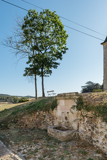 Fontaine-abreuvoir à proximité de l'écurie. © Pierre-Marie Barbe-Richaud / Région Bourgogne-Franche-Comté, Inventaire du patrimoine - 2019 Fontaine-abreuvoir à proximité de l'écurie. © Pierre-Marie Barbe-Richaud / Région Bourgogne-Franche-Comté, Inventaire du patrimoine - 2019