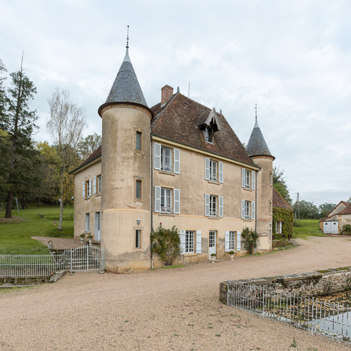 château © Pierre-Marie Barbe-Richaud / Région Bourgogne-Franche-Comté, Inventaire du patrimoine - 2019 château © Pierre-Marie Barbe-Richaud / Région Bourgogne-Franche-Comté, Inventaire du patrimoine - 2019