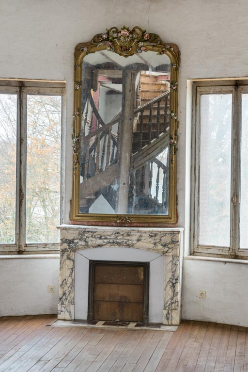 cheminée © Pierre-Marie Barbe-Richaud / Région Bourgogne-Franche-Comté, Inventaire du patrimoine - 2021  cheminée © Pierre-Marie Barbe-Richaud / Région Bourgogne-Franche-Comté, Inventaire du patrimoine - 2021