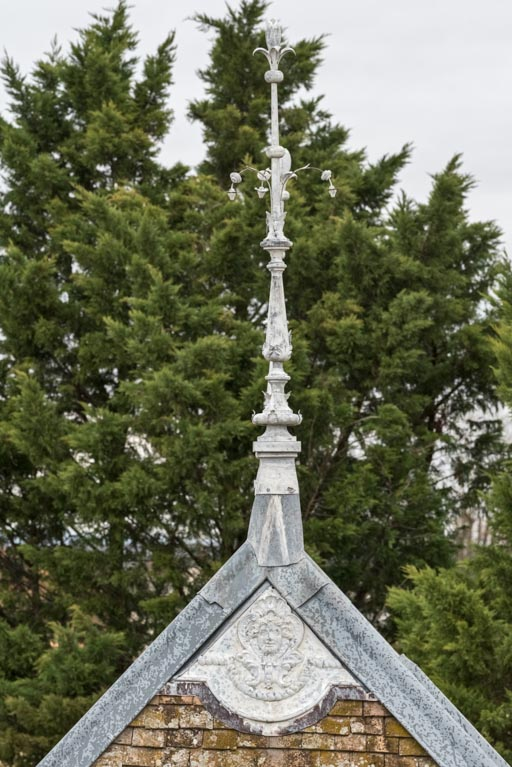 épi de faîtage © Pierre-Marie Barbe-Richaud / Région Bourgogne-Franche-Comté, Inventaire du patrimoine - 2021  épi de faîtage © Pierre-Marie Barbe-Richaud / Région Bourgogne-Franche-Comté, Inventaire du patrimoine - 2021