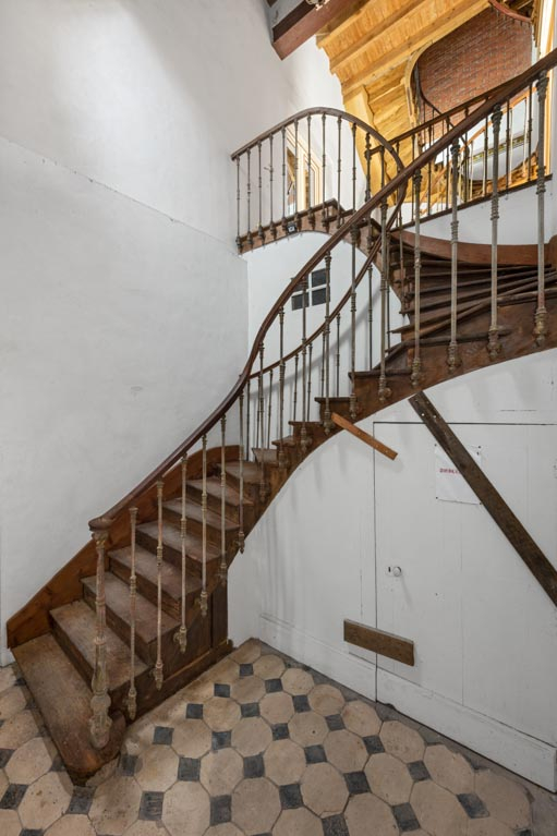 escalier © Pierre-Marie Barbe-Richaud / Région Bourgogne-Franche-Comté, Inventaire du patrimoine - 2021  escalier © Pierre-Marie Barbe-Richaud / Région Bourgogne-Franche-Comté, Inventaire du patrimoine - 2021