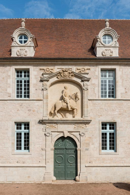 écurie portail haut-relief © Pierre-Marie Barbe-Richaud / Région Bourgogne-Franche-Comté, Inventaire du patrimoine - 2021  écurie portail haut-relief © Pierre-Marie Barbe-Richaud / Région Bourgogne-Franche-Comté, Inventaire du patrimoine - 2021