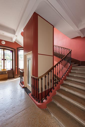 escalier ascenseur © Pierre-Marie Barbe-Richaud / Région Bourgogne-Franche-Comté, Inventaire du patrimoine - 2021  escalier ascenseur © Pierre-Marie Barbe-Richaud / Région Bourgogne-Franche-Comté, Inventaire du patrimoine - 2021