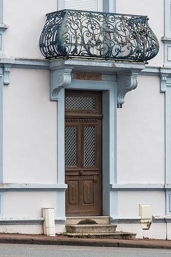 porte balcon © Pierre-Marie Barbe-Richaud / Région Bourgogne-Franche-Comté, Inventaire du patrimoine - 2021  porte balcon © Pierre-Marie Barbe-Richaud / Région Bourgogne-Franche-Comté, Inventaire du patrimoine - 2021