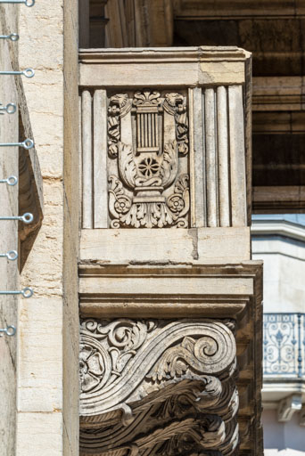 théâtre bas-relief console d'architecture © Pierre-Marie Barbe-Richaud / Région Bourgogne-Franche-Comté, Inventaire du patrimoine - 2022  théâtre bas-relief console d'architecture © Pierre-Marie Barbe-Richaud / Région Bourgogne-Franche-Comté, Inventaire du patrimoine - 2022