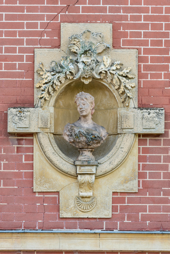 buste © Pierre-Marie Barbe-Richaud / Région Bourgogne-Franche-Comté, Inventaire du patrimoine - 2022  buste © Pierre-Marie Barbe-Richaud / Région Bourgogne-Franche-Comté, Inventaire du patrimoine - 2022