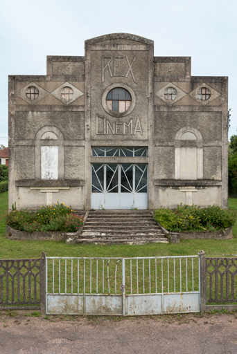 salle paroissiale cinéma © Pierre-Marie Barbe-Richaud / Région Bourgogne-Franche-Comté, Inventaire du patrimoine - 2023  salle paroissiale cinéma © Pierre-Marie Barbe-Richaud / Région Bourgogne-Franche-Comté, Inventaire du patrimoine - 2023