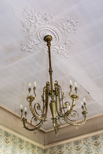 lustre © Pierre-Marie Barbe-Richaud / Région Bourgogne-Franche-Comté, Inventaire du patrimoine - 2023  lustre © Pierre-Marie Barbe-Richaud / Région Bourgogne-Franche-Comté, Inventaire du patrimoine - 2023