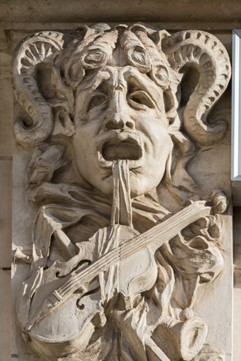 bas-relief mascaron © Pierre-Marie Barbe-Richaud / Région Bourgogne-Franche-Comté, Inventaire du patrimoine - 2023  bas-relief mascaron © Pierre-Marie Barbe-Richaud / Région Bourgogne-Franche-Comté, Inventaire du patrimoine - 2023