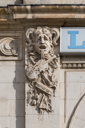bas-relief mascaron © Pierre-Marie Barbe-Richaud / Région Bourgogne-Franche-Comté, Inventaire du patrimoine - 2023  bas-relief mascaron © Pierre-Marie Barbe-Richaud / Région Bourgogne-Franche-Comté, Inventaire du patrimoine - 2023