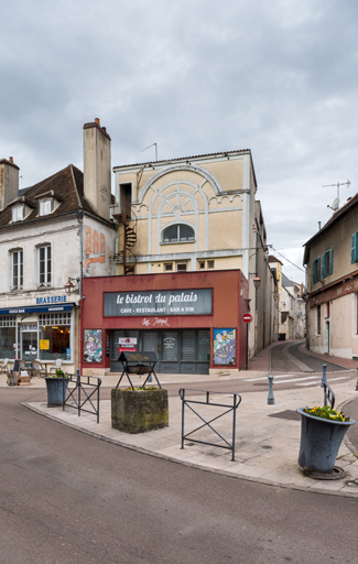 maison cinéma © Pierre-Marie Barbe-Richaud / Région Bourgogne-Franche-Comté, Inventaire du patrimoine - 2023  maison cinéma © Pierre-Marie Barbe-Richaud / Région Bourgogne-Franche-Comté, Inventaire du patrimoine - 2023