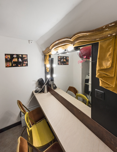 péniche salle de spectacle © Pierre-Marie Barbe-Richaud / Région Bourgogne-Franche-Comté, Inventaire du patrimoine - 2023  péniche salle de spectacle © Pierre-Marie Barbe-Richaud / Région Bourgogne-Franche-Comté, Inventaire du patrimoine - 2023