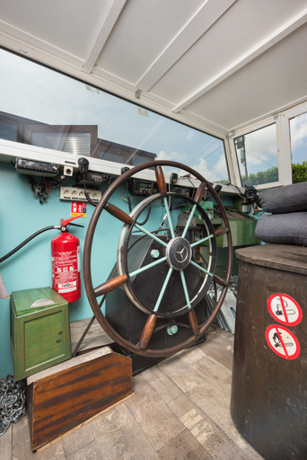 péniche salle de spectacle © Pierre-Marie Barbe-Richaud / Région Bourgogne-Franche-Comté, Inventaire du patrimoine - 2023  péniche salle de spectacle © Pierre-Marie Barbe-Richaud / Région Bourgogne-Franche-Comté, Inventaire du patrimoine - 2023