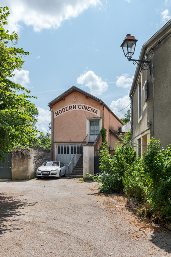 maison cinéma © Pierre-Marie Barbe-Richaud / Région Bourgogne-Franche-Comté, Inventaire du patrimoine - 2023  maison cinéma © Pierre-Marie Barbe-Richaud / Région Bourgogne-Franche-Comté, Inventaire du patrimoine - 2023