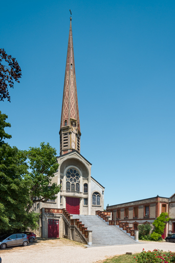 église parvis escalier chapelle école © Pierre-Marie Barbe-Richaud / Région Bourgogne-Franche-Comté, Inventaire du patrimoine - 2023  église parvis escalier chapelle école © Pierre-Marie Barbe-Richaud / Région Bourgogne-Franche-Comté, Inventaire du patrimoine - 2023