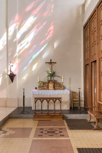 chapelle confessionnal gradin d'autel autel croix agenouilloir chandelier d'autel carrelage de sol © Pierre-Marie Barbe-Richaud / Région Bourgogne-Franche-Comté, Inventaire du patrimoine - 2023  chapelle confessionnal gradin d'autel autel croix agenouilloir chandelier d'autel carrelage de sol © Pierre-Marie Barbe-Richaud / Région Bourgogne-Franche-Comté, Inventaire du patrimoine - 2023