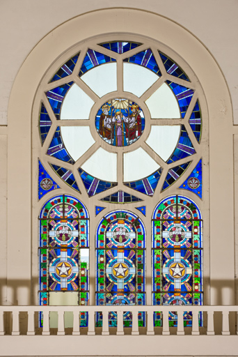 verrière rose © Pierre-Marie Barbe-Richaud / Région Bourgogne-Franche-Comté, Inventaire du patrimoine - 2023  verrière rose © Pierre-Marie Barbe-Richaud / Région Bourgogne-Franche-Comté, Inventaire du patrimoine - 2023