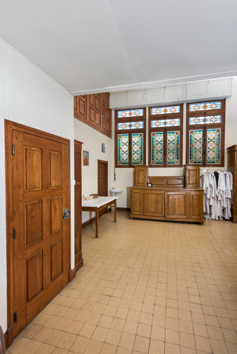 sacristie verrière armoire de sacristie © Pierre-Marie Barbe-Richaud / Région Bourgogne-Franche-Comté, Inventaire du patrimoine - 2023  sacristie verrière armoire de sacristie © Pierre-Marie Barbe-Richaud / Région Bourgogne-Franche-Comté, Inventaire du patrimoine - 2023