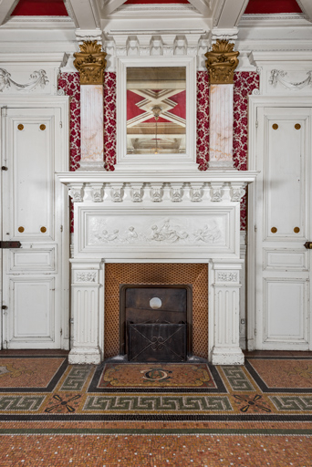 cheminée © Pierre-Marie Barbe-Richaud / Région Bourgogne-Franche-Comté, Inventaire du patrimoine - 2024  cheminée © Pierre-Marie Barbe-Richaud / Région Bourgogne-Franche-Comté, Inventaire du patrimoine - 2024