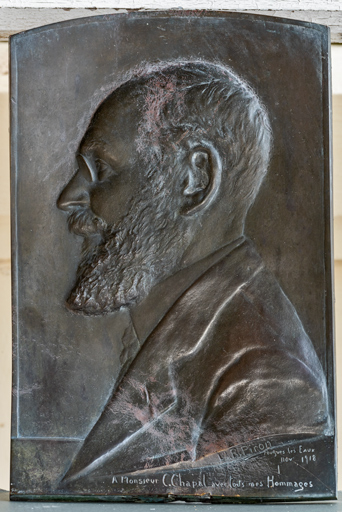portrait bas-relief © Pierre-Marie Barbe-Richaud / Région Bourgogne-Franche-Comté, Inventaire du patrimoine - 2024  portrait bas-relief © Pierre-Marie Barbe-Richaud / Région Bourgogne-Franche-Comté, Inventaire du patrimoine - 2024