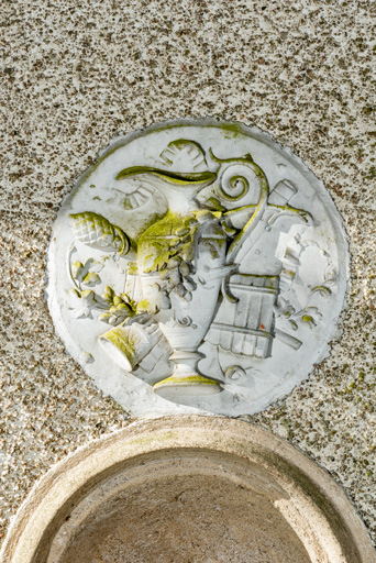 bas-relief © Pierre-Marie Barbe-Richaud / Région Bourgogne-Franche-Comté, Inventaire du patrimoine - 2024  bas-relief © Pierre-Marie Barbe-Richaud / Région Bourgogne-Franche-Comté, Inventaire du patrimoine - 2024