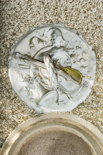 bas-relief © Pierre-Marie Barbe-Richaud / Région Bourgogne-Franche-Comté, Inventaire du patrimoine - 2024  bas-relief © Pierre-Marie Barbe-Richaud / Région Bourgogne-Franche-Comté, Inventaire du patrimoine - 2024