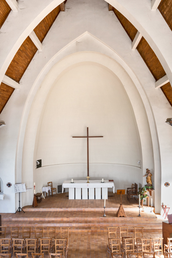  choeur autel croix sculpture © Pierre-Marie Barbe-Richaud / Région Bourgogne-Franche-Comté, Inventaire du patrimoine - 2024