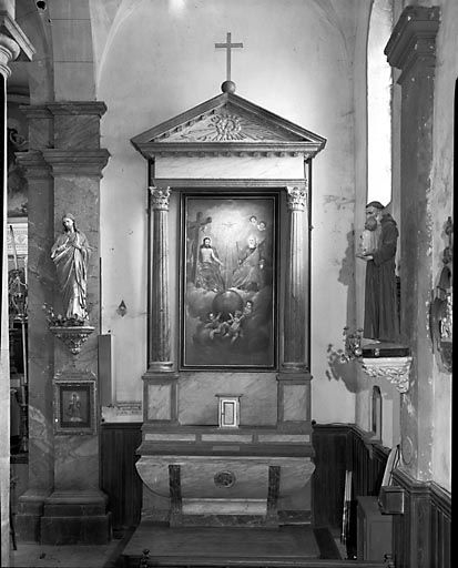 Vue générale de l'autel-retable sud. © Yves Sancey / Région Bourgogne-Franche-Comté, Inventaire du patrimoine - 1973 Vue générale de l'autel-retable sud. © Yves Sancey / Région Bourgogne-Franche-Comté, Inventaire du patrimoine - 1973