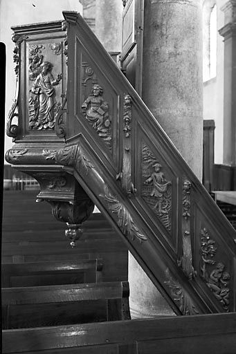 Bas-relief de la rampe : Adam et Eve, les Semailles, saint Luc. © Yves Sancey / Région Bourgogne-Franche-Comté, Inventaire du patrimoine - 1973