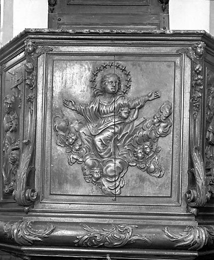 Bas-relief de la cuve : Vierge de l'Assomption. © Yves Sancey / Région Bourgogne-Franche-Comté, Inventaire du patrimoine - 1973