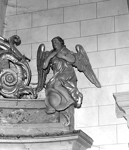 Retable du maître-autel : anges en pendant, ange droit. © Yves Sancey / Région Bourgogne-Franche-Comté, Inventaire du patrimoine - 1973