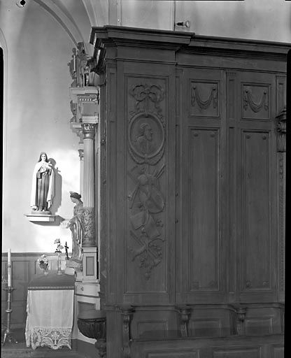 Détail du premier panneau nord : chute d'instruments de musique. © Yves Sancey / Région Bourgogne-Franche-Comté, Inventaire du patrimoine - 1973
