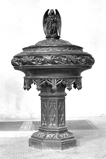 Fonds baptismaux en fonte : vue d'ensemble. © Yves Sancey / Région Bourgogne-Franche-Comté, Inventaire du patrimoine - 1974